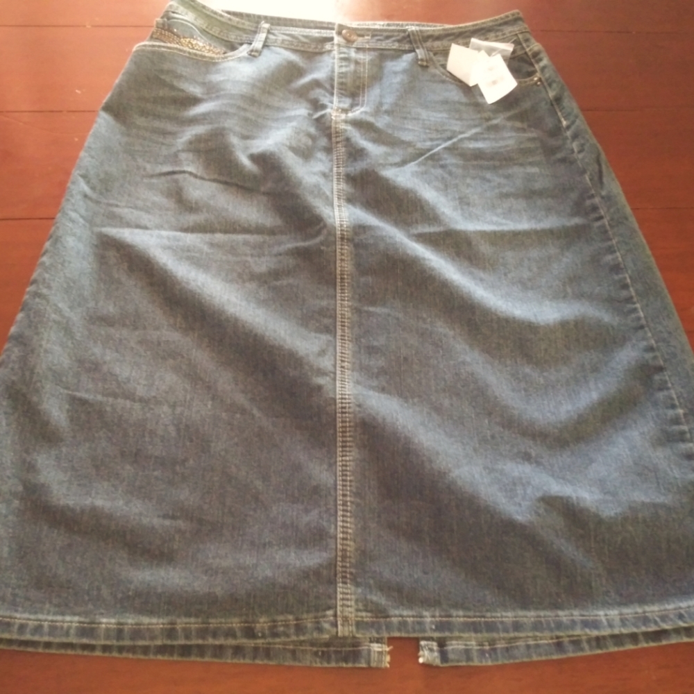 NWT Cato Denim Skirt w/Embellished pockets. Size 14
